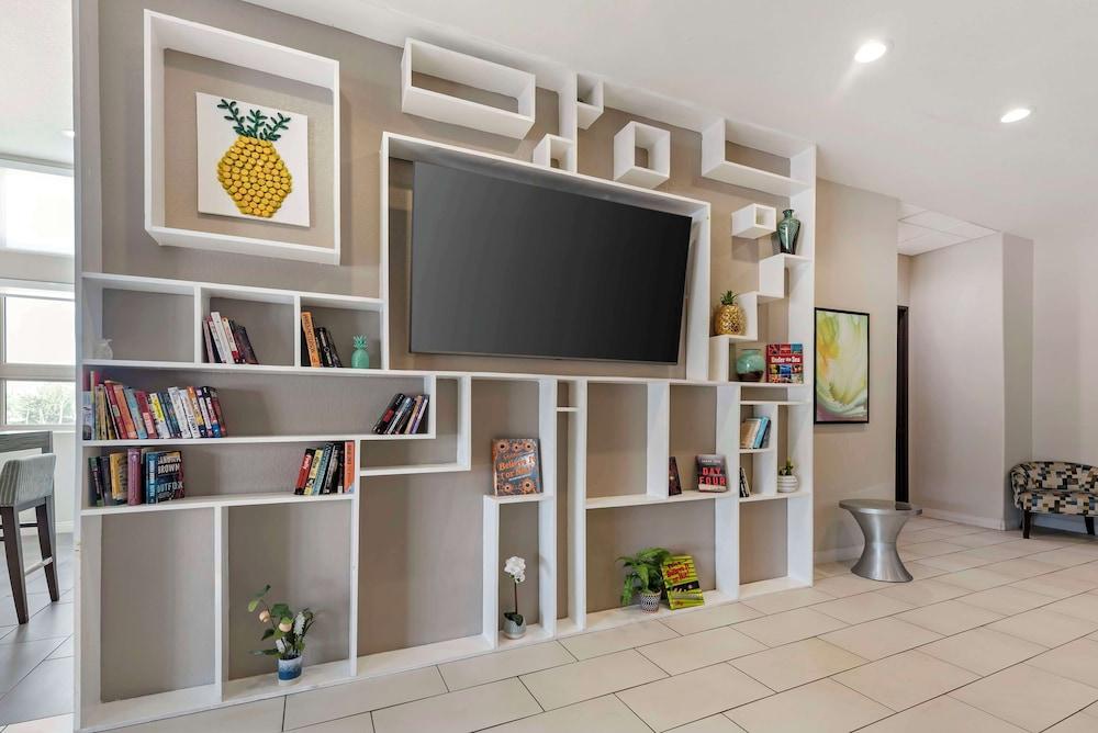 Best Western Plus Pflugerville Lobby