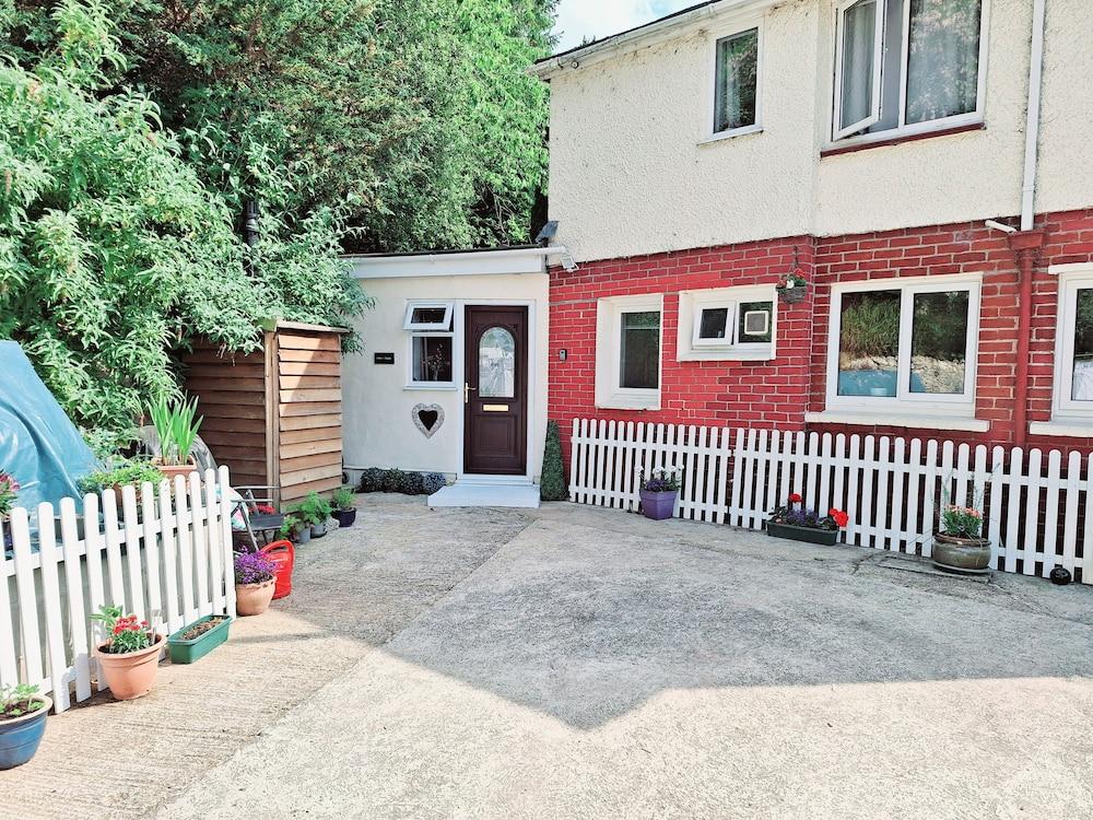 شقة إستوديو فاخرة بالكامل في أكسمينستر مناسبة لـ المنطقة الخارجية