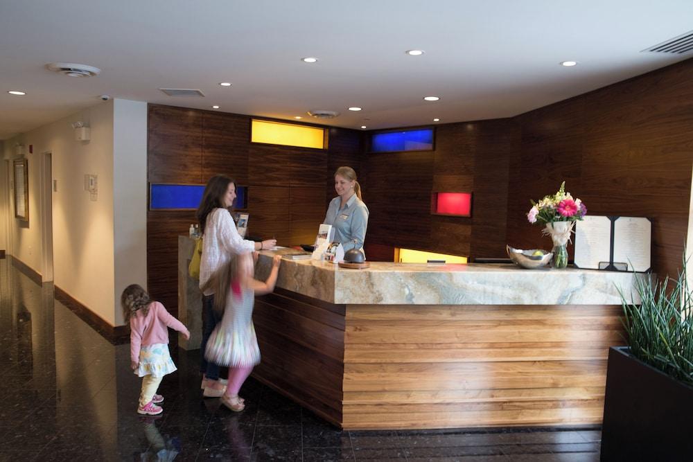 كواليكوم بيتش أوشن سويتس الردهة