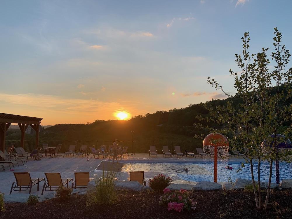 Journey's Remedy Lite - Lake View - Closest to Indoor Pool - Sleeps 22 Exterior