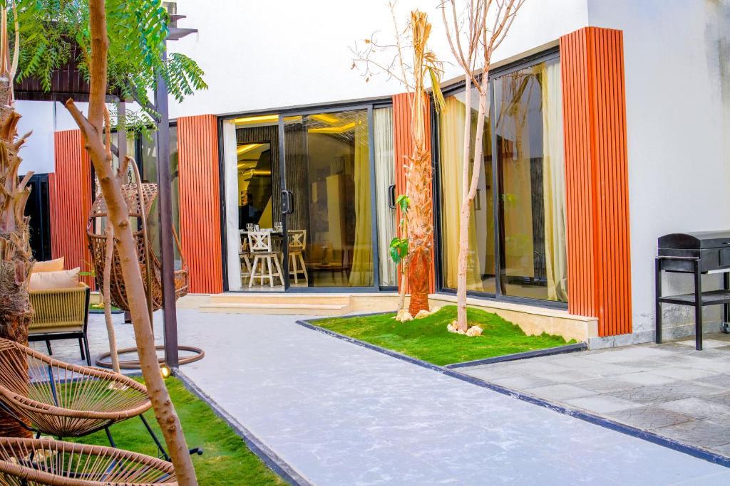 ذا لاند فيلا ويذ برايفت بول - 3 أخرى