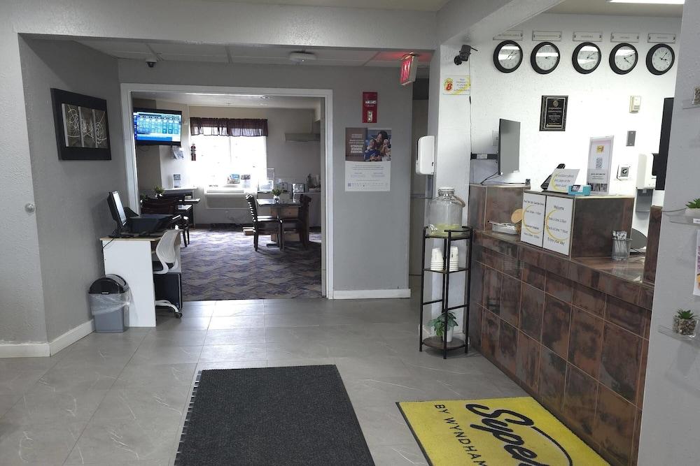 Super 8 by Wyndham Swift Current Lobby