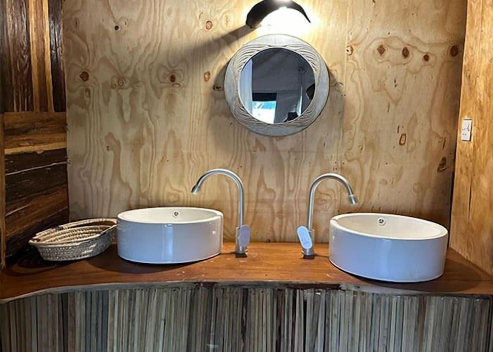 Kibo View Farm Lodge Bathroom
