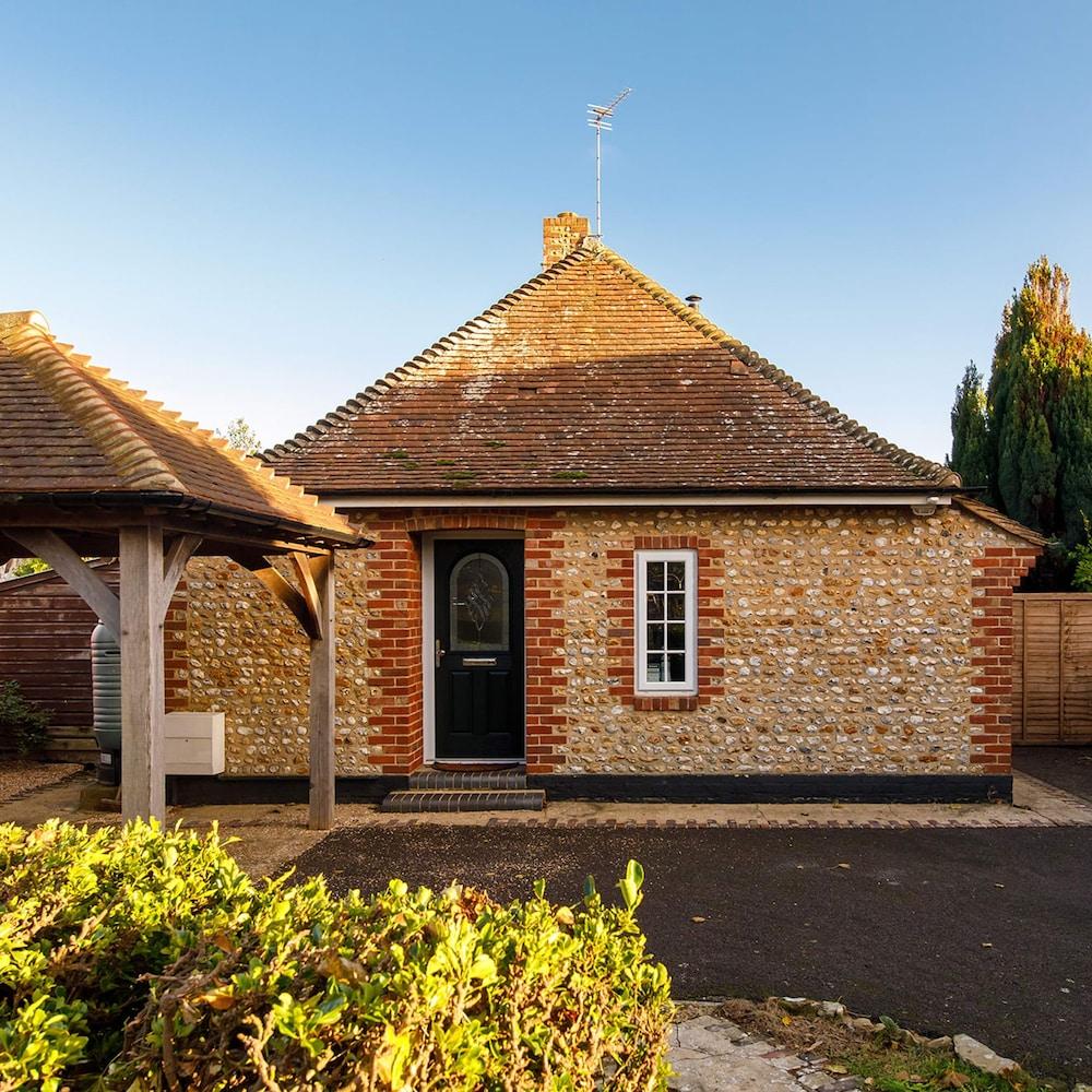 Quaint Coastal Cottage - 5 Mins From Beach