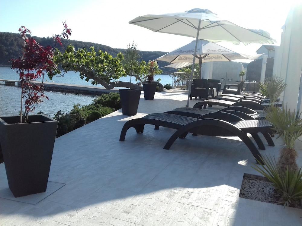 Room in Apartment - Apartments and Rooms With a Swimming Pool Kampor - rab Property Grounds