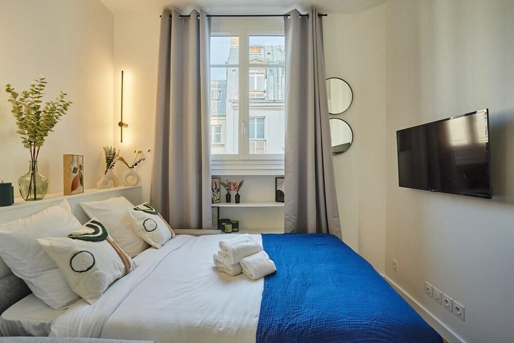 Modern Studio Arc de Triomphe Monceau Room