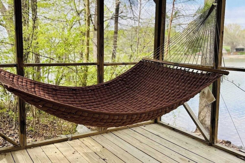 Flip Flop Therapy by Avantstay Lakefront Home w/ Game Room & Dock Access Interior