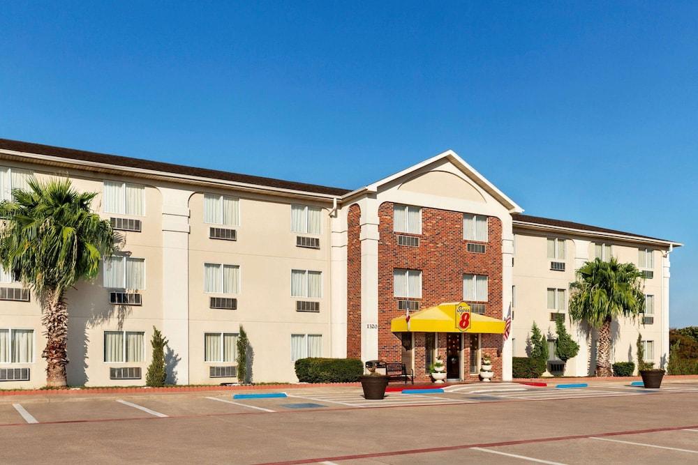 Super 8 by Wyndham Waco University Area Featured Image