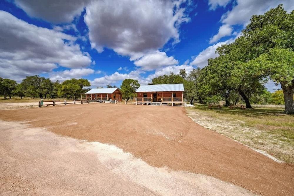 كابينة ريفية بموقد وشواية - على بعد 10 دقائق من الشارع الرئيسي المنطقة الخارجية