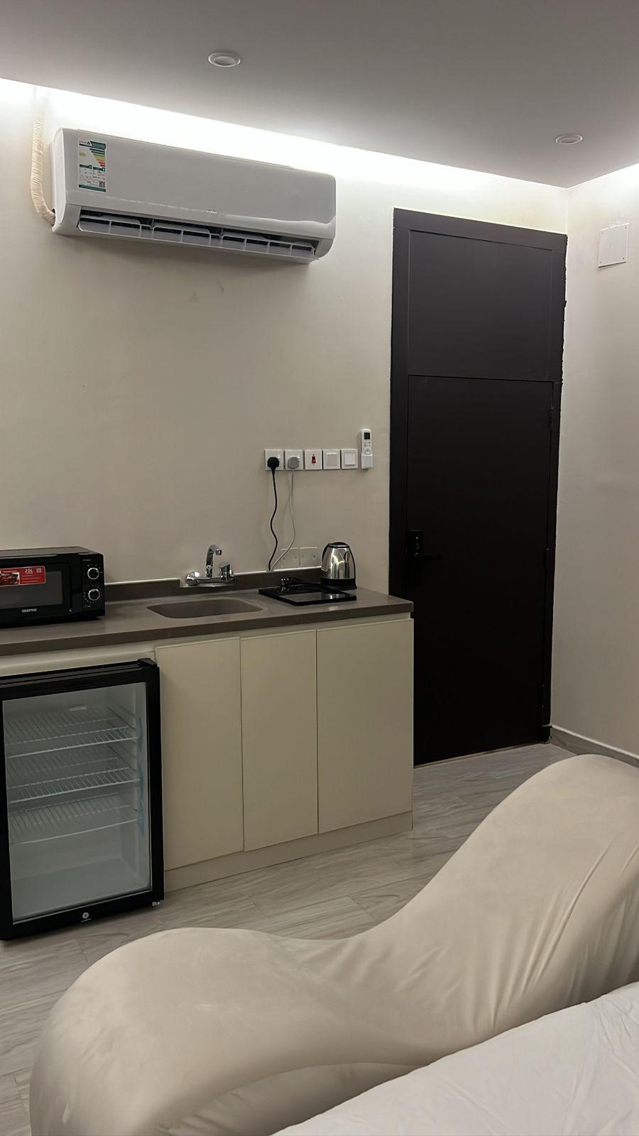 شقة بتصميم حديث وبأثاث مريح وبسيط | 5635 مطبخ خاص