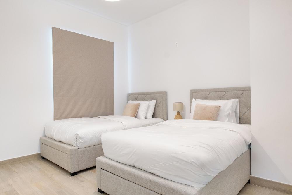 Bloomfields Luxurious 2Br Water Edge Room