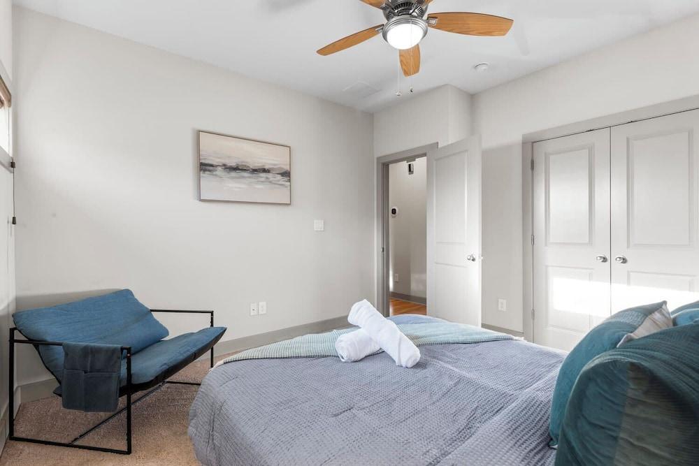 شيك آند هومي 3بد روم كلوس تو داون تاون غرفة