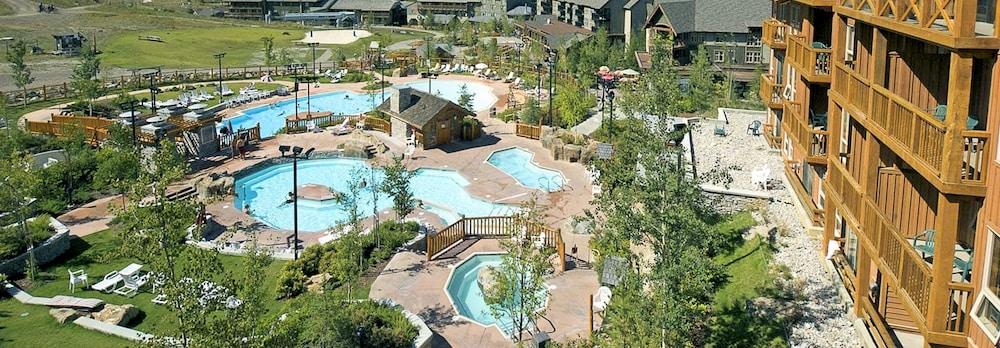 FULLY RENOVATED 3-Br home | TRUE Ski In/Out | Free access to Pools & Hot tubs