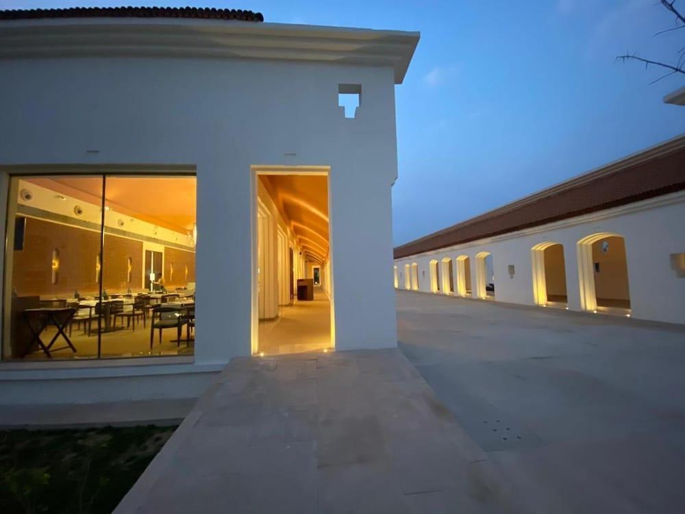 ماراسا ساروفار بريميير بودجايا المنطقة الخارجية