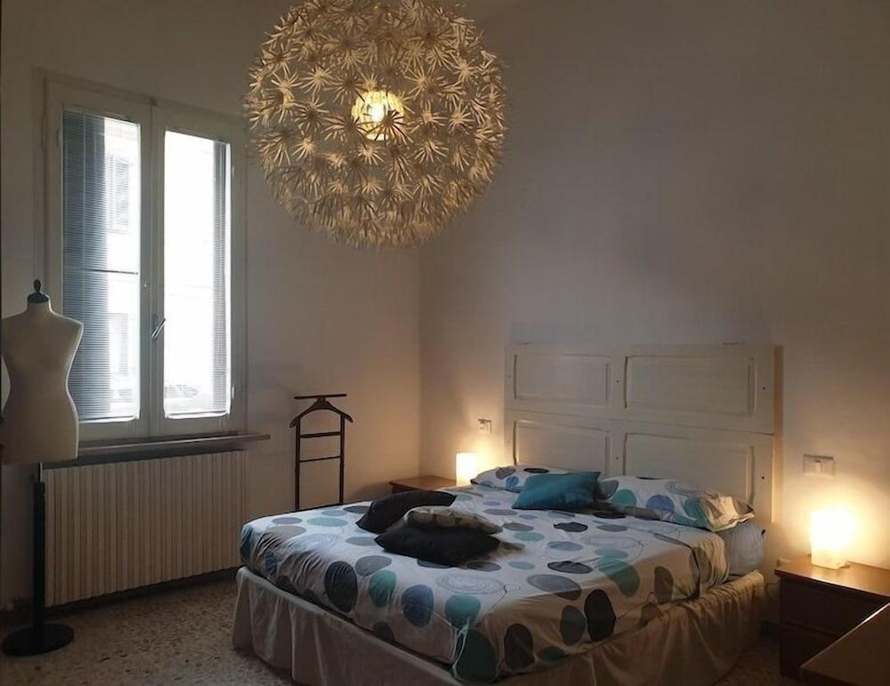 Cleo Tulipano Room