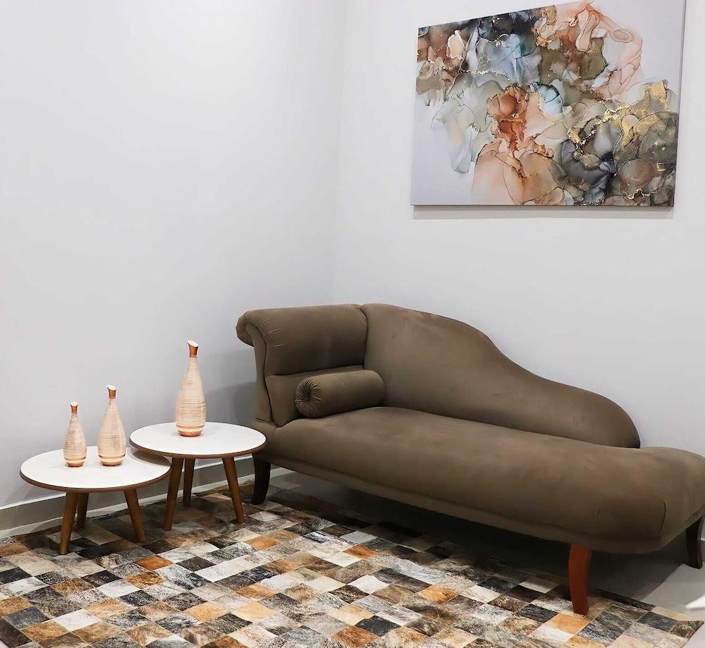 في آ هوتل منطقة الاستقبال