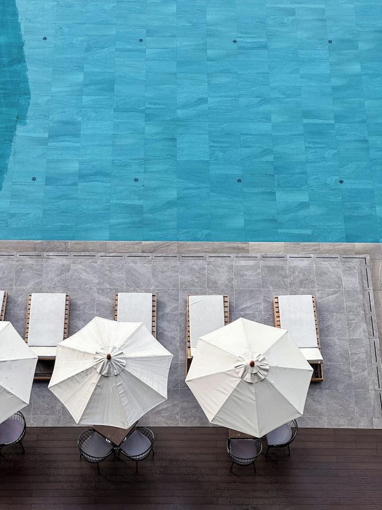 أوربانا ساثورن هوتل حمام سباحة مكشوف