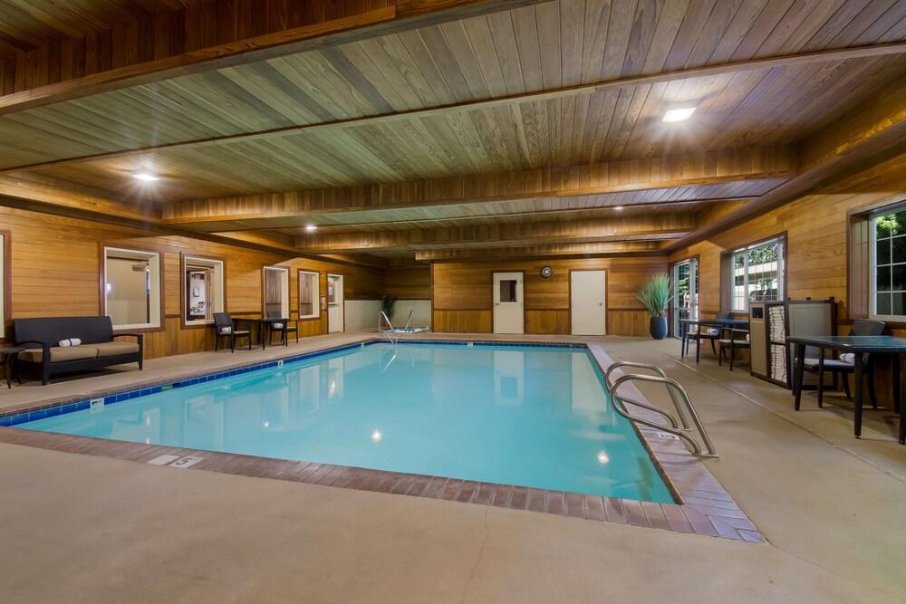 بست ويسترن يونيفيرسيتي إن آند سويتس حمام سباحة مغطى