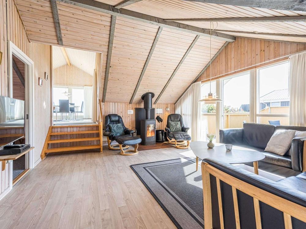 سيسايد بليس إن هوسترو باي تراوم داخلي