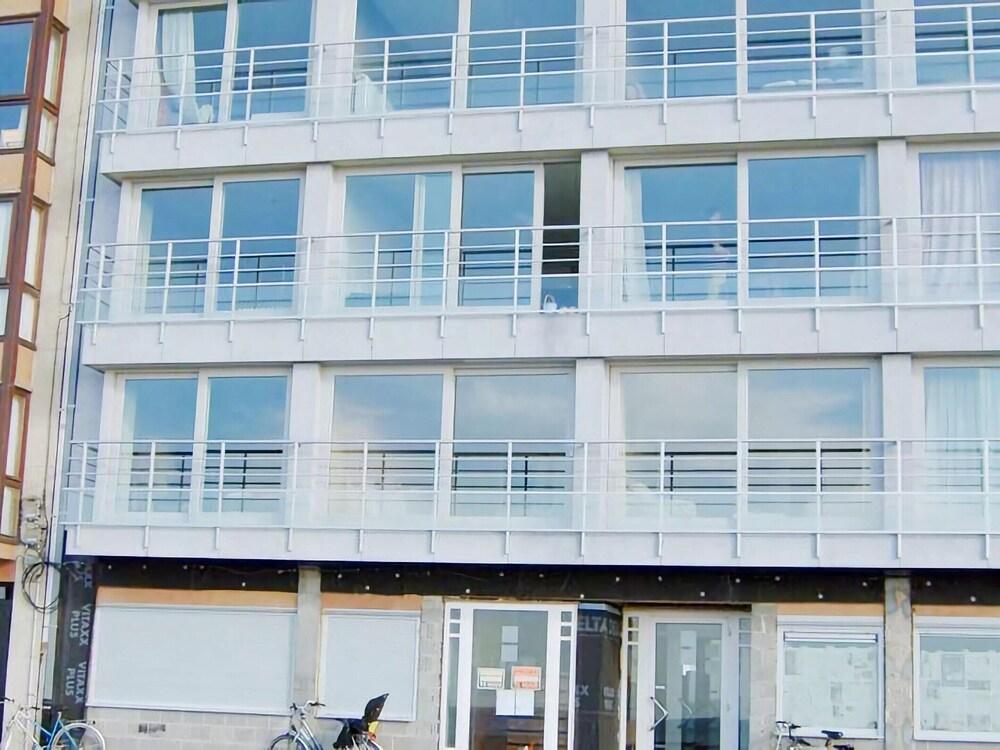 Cosy Apartment Directly on the Beach in Knokke Exterior