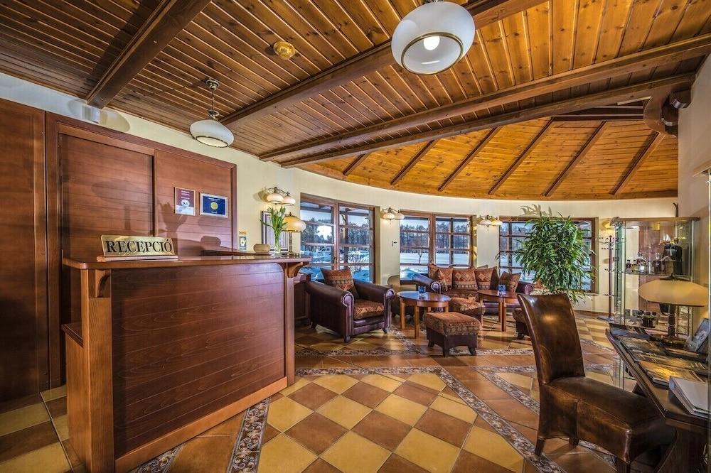 فوريست هيلز هوتل آند جولف زيرك منطقة الاستقبال