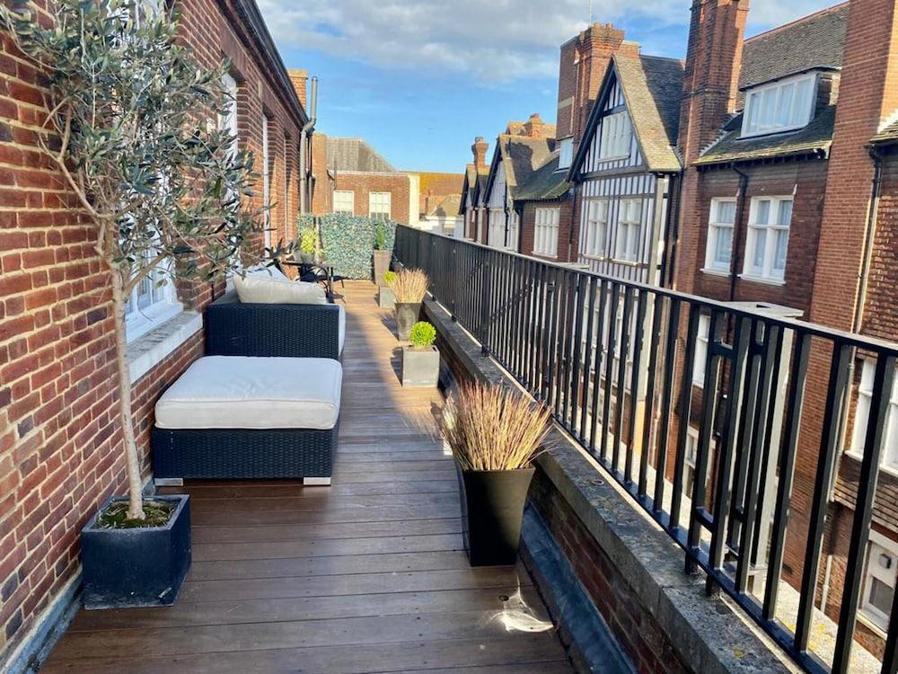 روف توب فيو كانتربري، كينت المنطقة المحيطة بالمنشأة