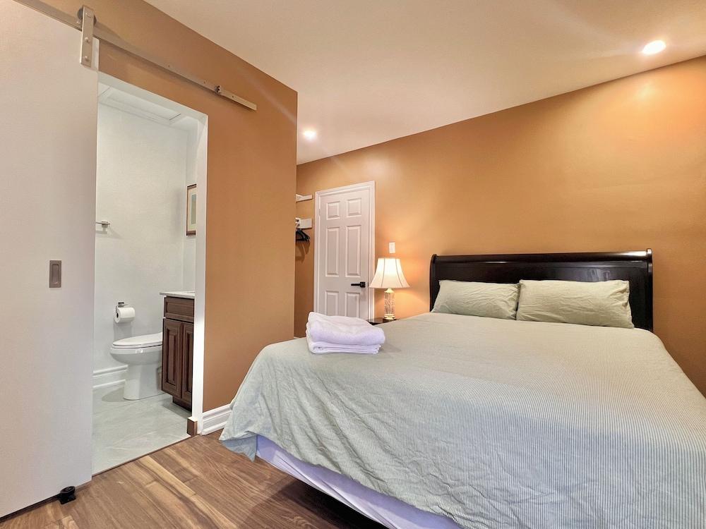 Upgraded Rooms with Bath 7-min to Subway Near Downsview Rogers Stadium Room