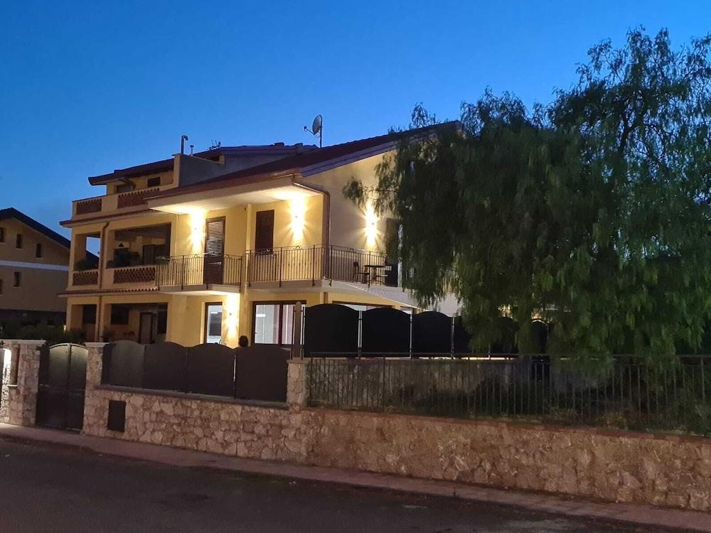 روو ا ان بي آند بي دبي آند بي ييلا شيارا ترابيتيلو تاورمينا المنطقة الخارجية