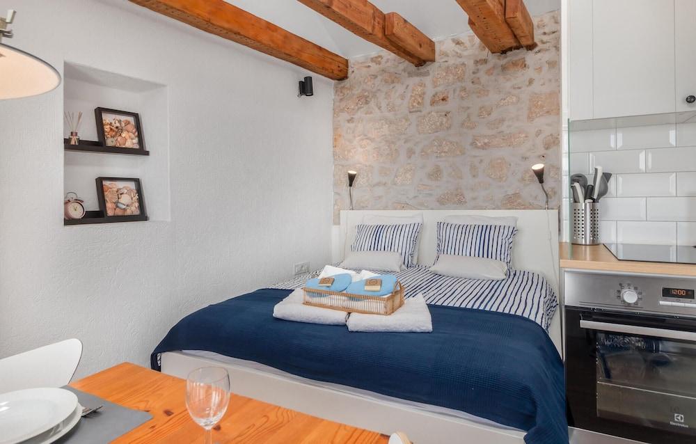 Awesome Apartment in Novi Vinodolski With Wifi