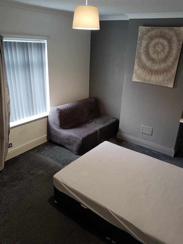 Charming Algernon House in Warrington Room