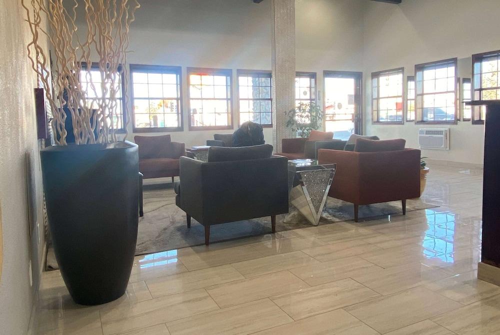 Super 8 by Wyndham Cortez/Mesa Verde Area Lobby