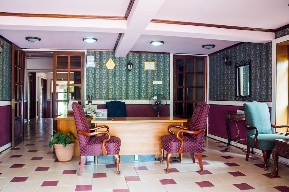 Islet Hotel Reception