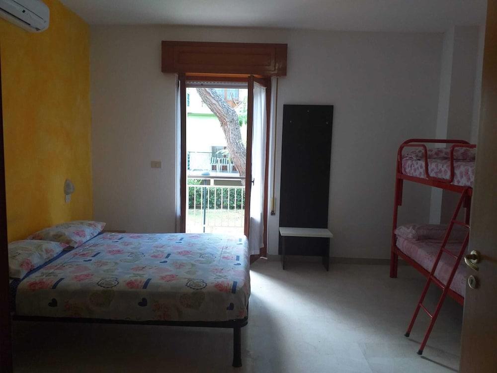 Room in B&B - Quadruple Room in Pineto - A Stone Throw From the sea Room