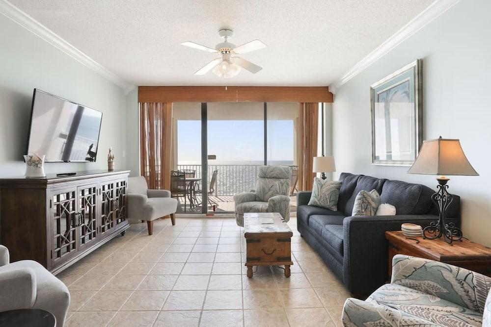 Pelican Pointe1204 3BR 2BA Gulf-front Room