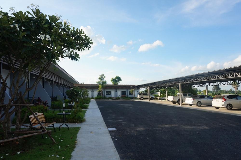 Hyde Place Resort Property Grounds