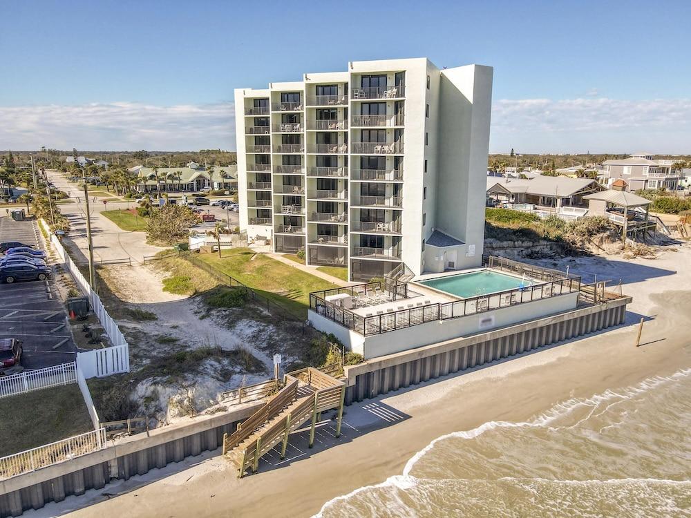 Ocean View With a Beachfront Pool at Ocean Trillium Condo 803 Room