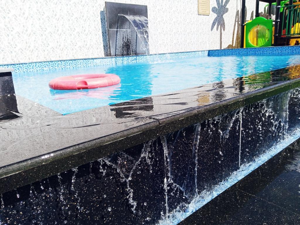 شاليه بتصميم مريح بمسبح وألعاب مائية | 3199 حمام سباحة