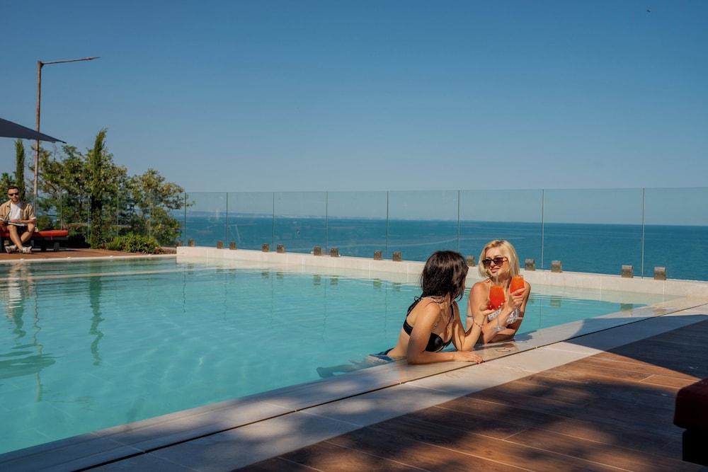 أكوا فيو سبا بوتيك هوتل حمام سباحة لا متناهي