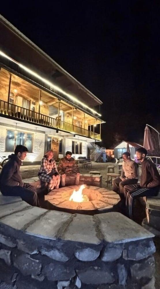 Hostay Tirthan Exterior