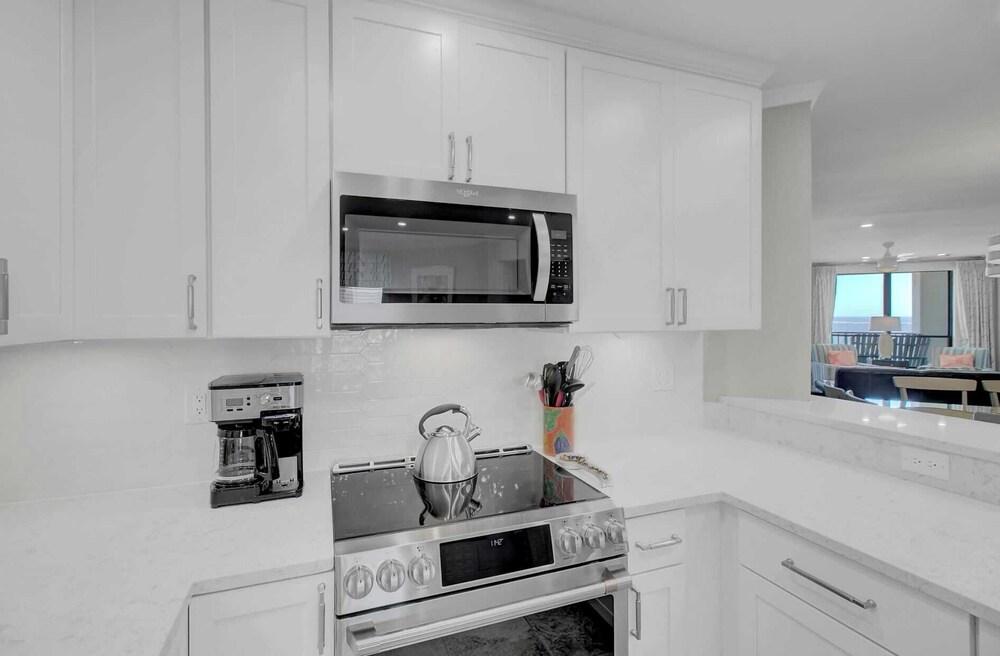 502 Summerhouse by Avantstay Ocean Front Condo w/ Community Pool Access Interior