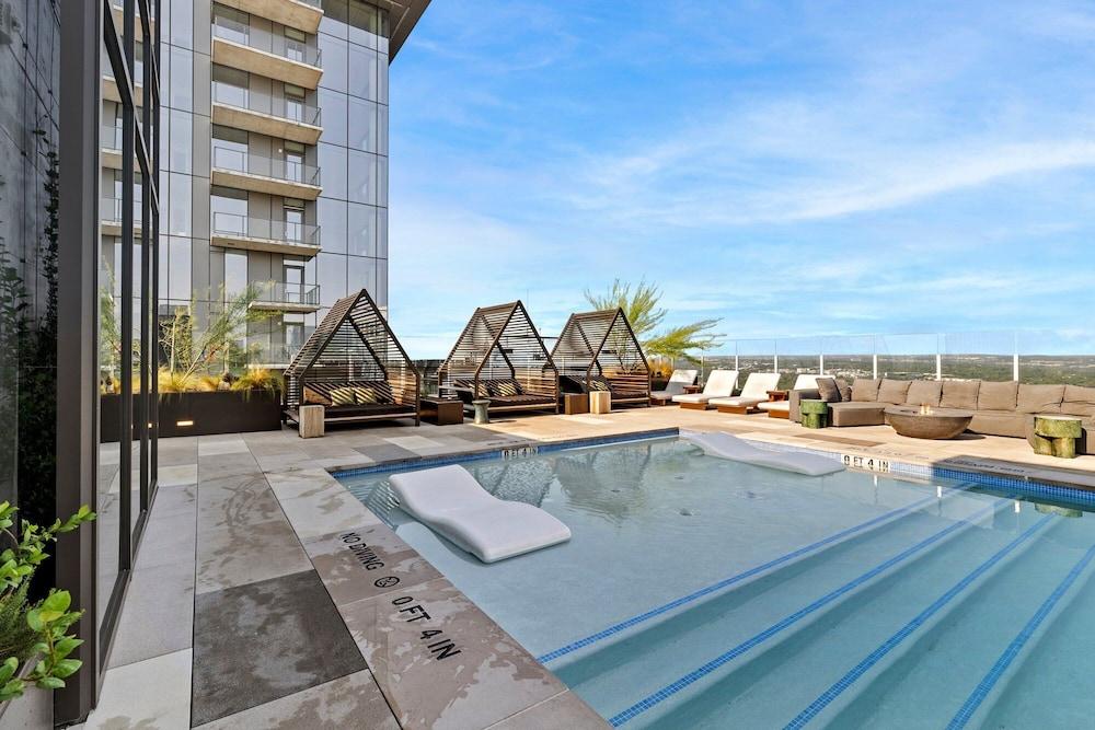 Modern Rainey St Oasis with Pool & Views Rooftop Pool