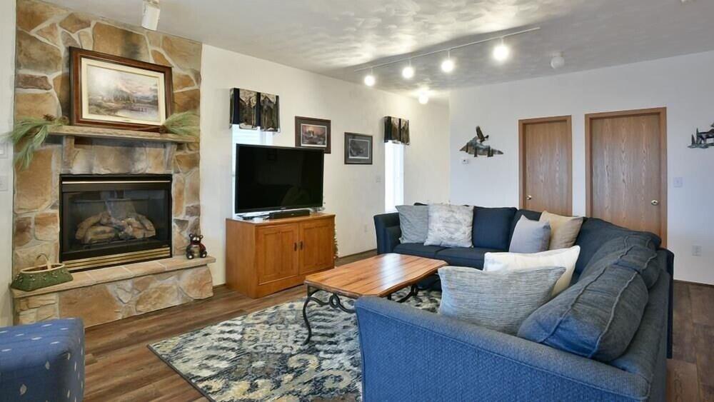 Seven Springs 4 BR Premium Condo, Deck with Views by RedAwning - Save 10% on 3 Nights, 15% on 5 Nights! Featured Image