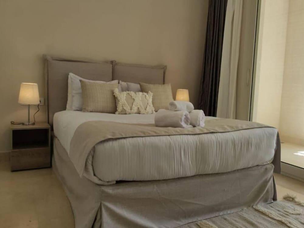 مانغروفي ماجيك بإطلالة على حمام السباحة وغرفة نوم واحدة في مجمع مطل على الشاطئ غرفة