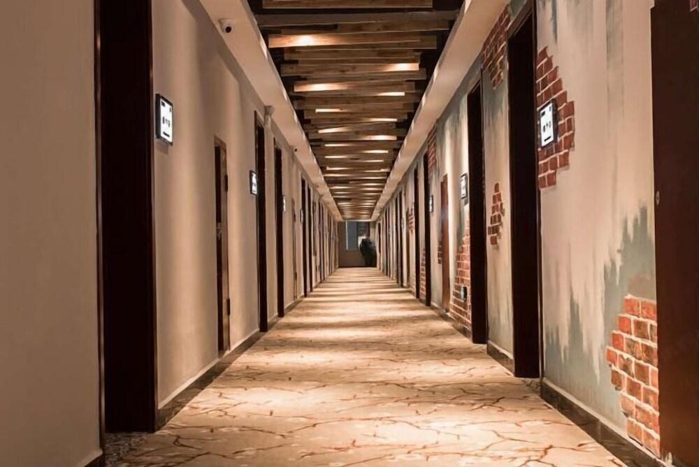 Time Separation Inn (Zhangjiajie Tianmenshan Cableway Station) Interior