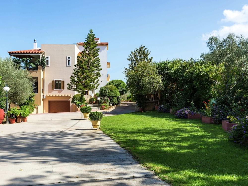Small Apartmentcomplex in Village of Prinès near Rethymnon Exterior