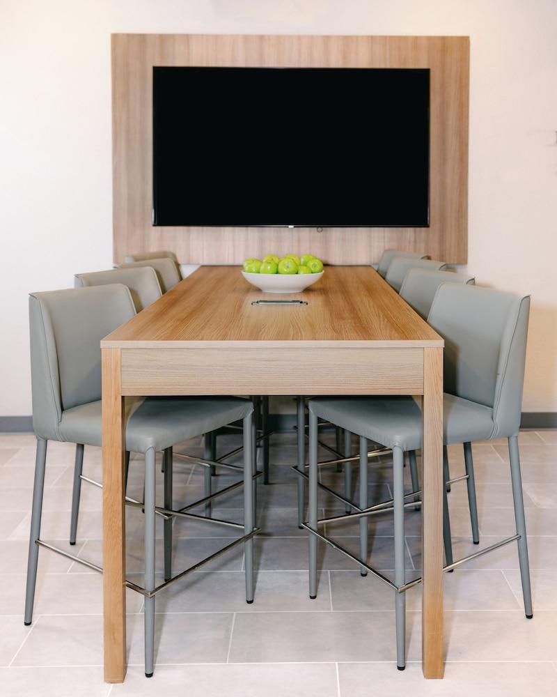 ميكروتيل إن آند سويتس باي ويندام أول... منطقة الجلوس في الردهة