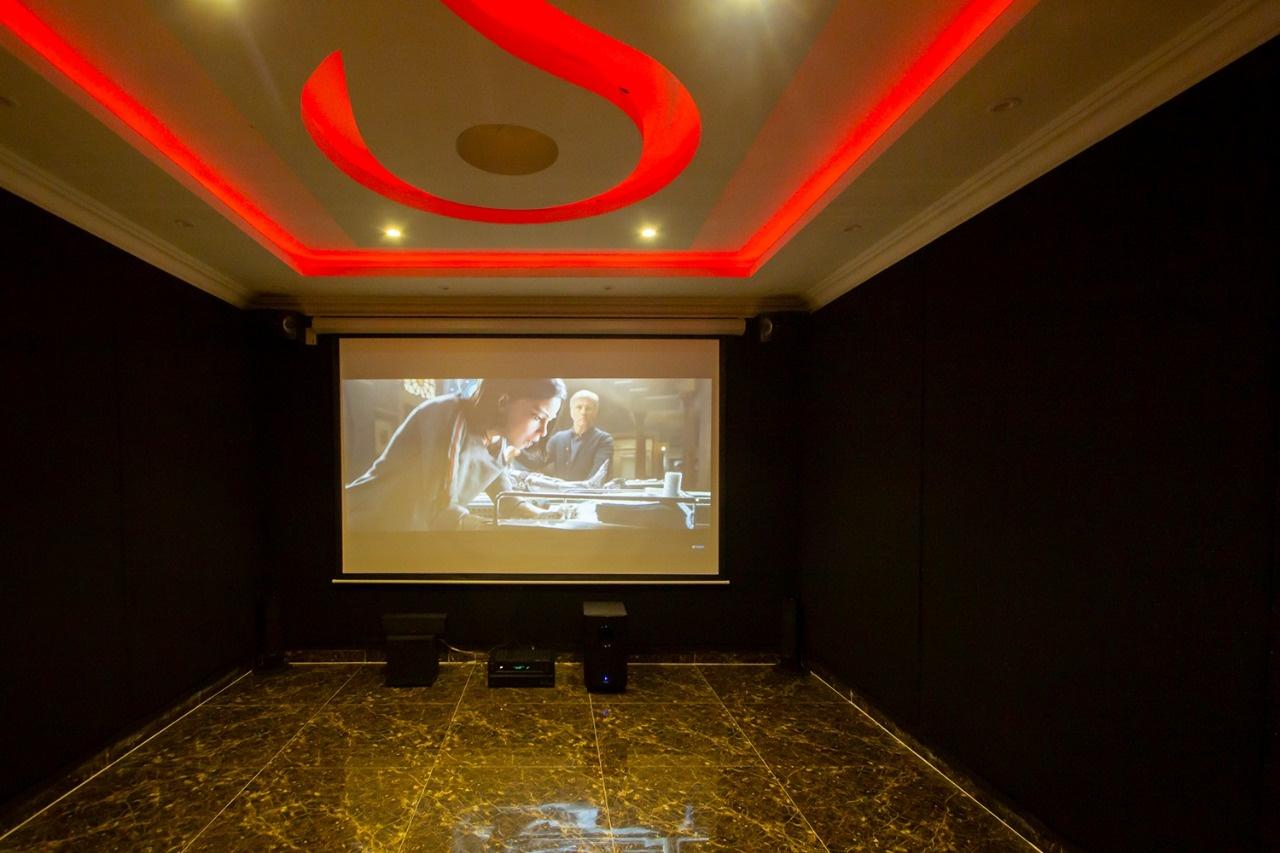 Elegant Istiraha with Pool | 2825 Cinema room