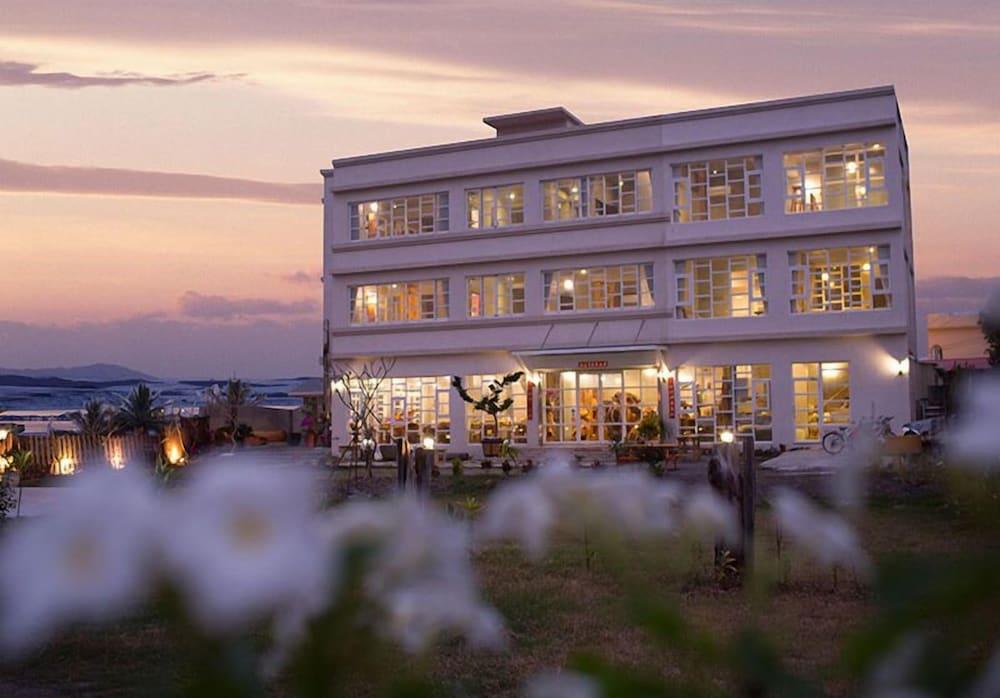 ووتر ريفليكشنز آت إيز