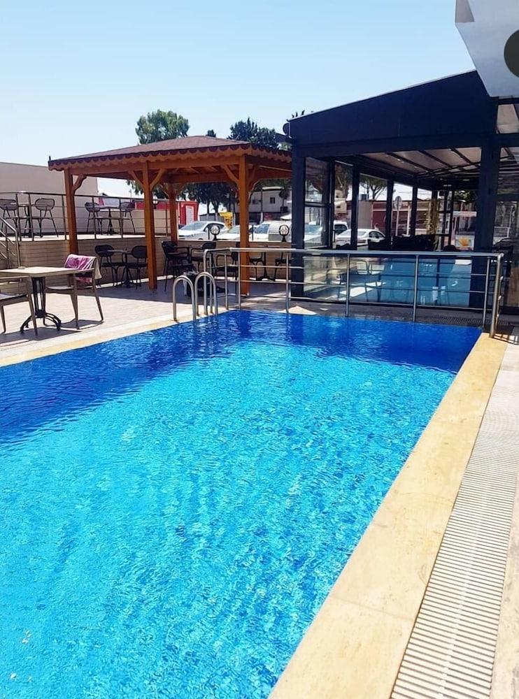 أنتيوش أبارت أوتل حمام سباحة مكشوف