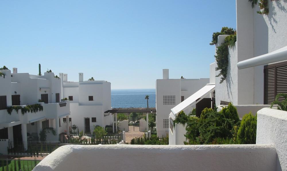 2 Room, Sleeps 4, Parking, 4 Pools, Sea 1st Line